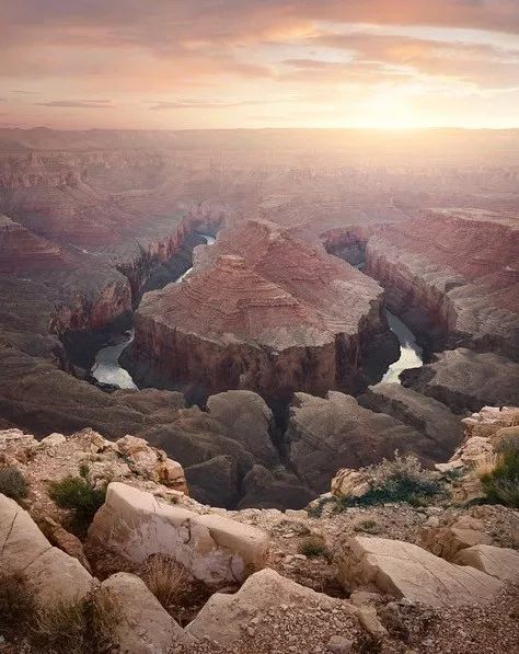 或者中景,背景 的长焦两层构图.